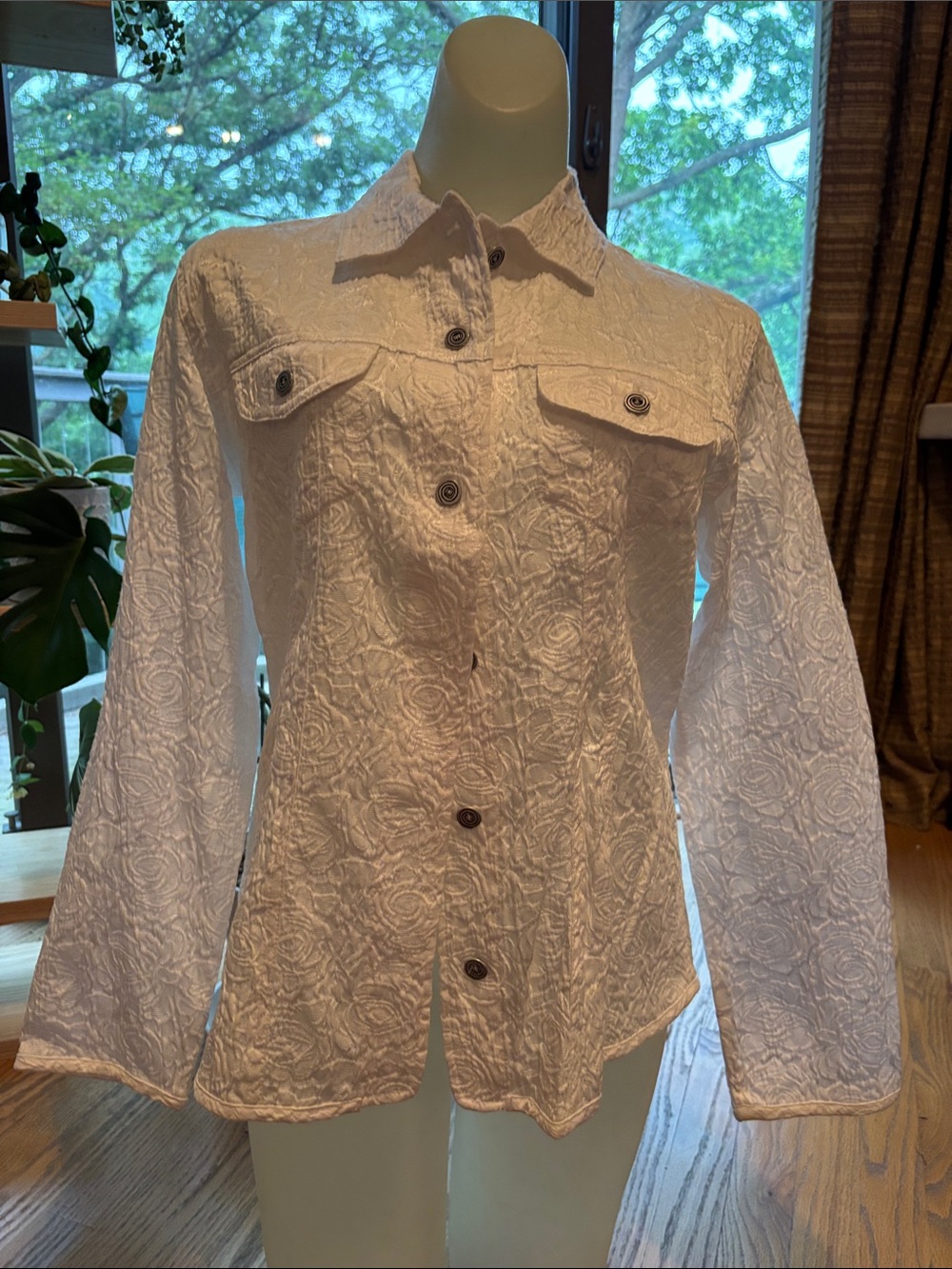 Chico's White Textured Button-Up Jacket size 1